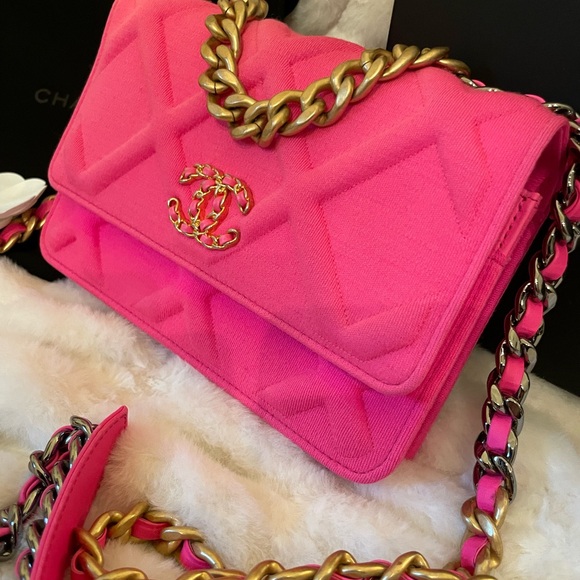 ❌SOLD❌🔥CHANEL 19 Jersey quilted Hot Pink Wallet on Chain - Picture 3 of 5